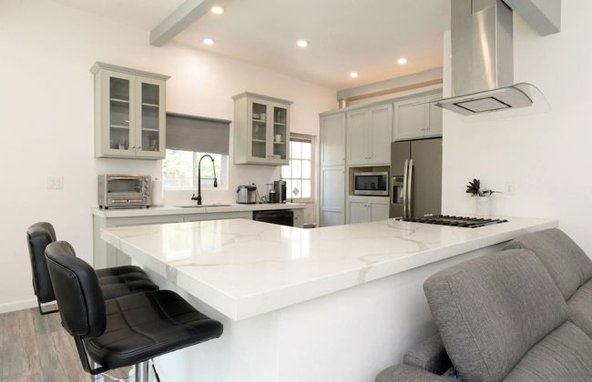 Spacious House on Melrose w Private Backyard Gym - Photo 9