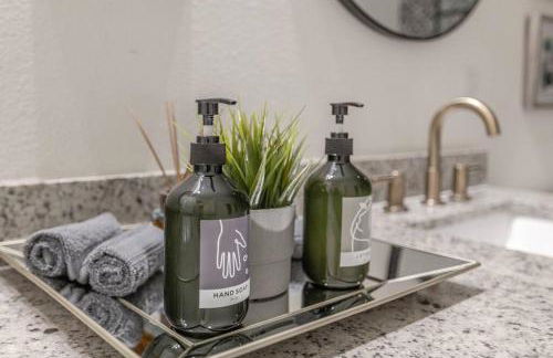 3BR Modern, Gated Home w FreePking, BBQ, Firepit, Mins to Downtown - Foto 2