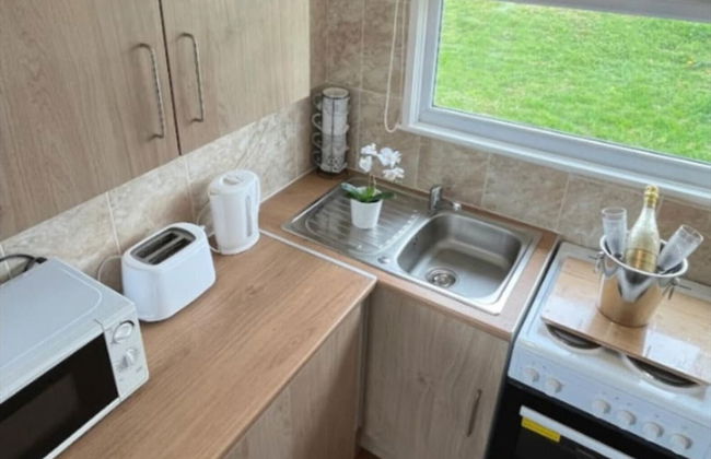 2 Bed Chalet Sleeps 4- Parking, Garden, Near Beach - Foto 11