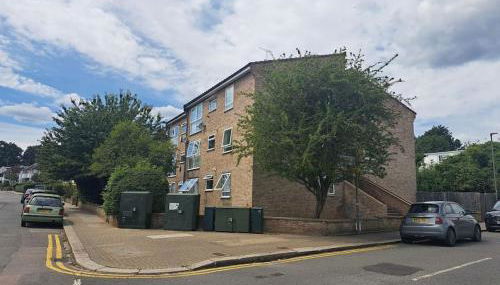 1 bedroom flat with allocated parking - Photo 3