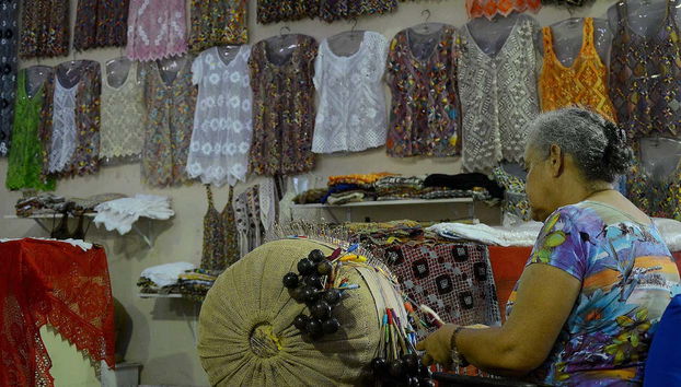 Femme faisant de la dentelle au fuseau