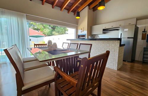 Casa ampla e confortável. Piscina e churrasqueira. - Foto 15