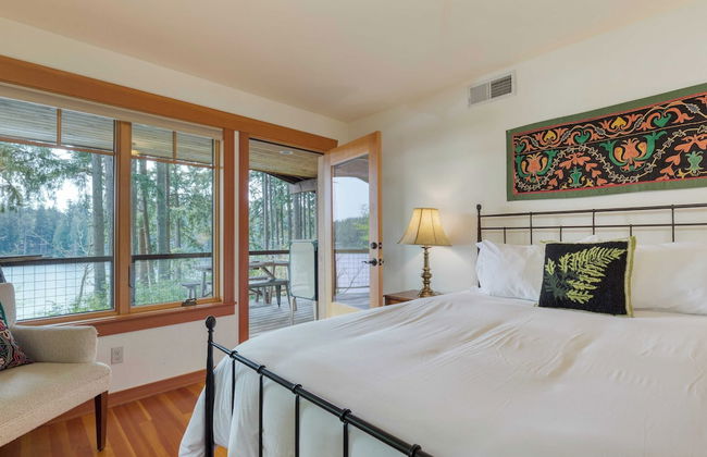 Goss Lake Chalet by Avantstay Lakefront w/ Dock - Photo 23