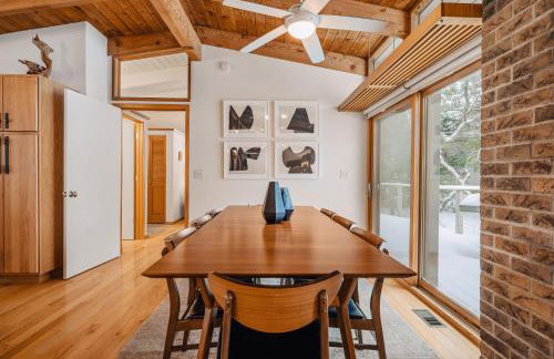 Midcentury home, private beach. large great room - Foto 30