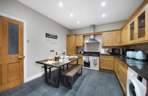 4 bedroom home with Garden, Game room, Parking- Esho Stays - Foto 8