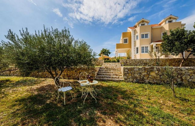 Luxurious Haven Villa With Pool and Mediterranean Garden - Foto 1