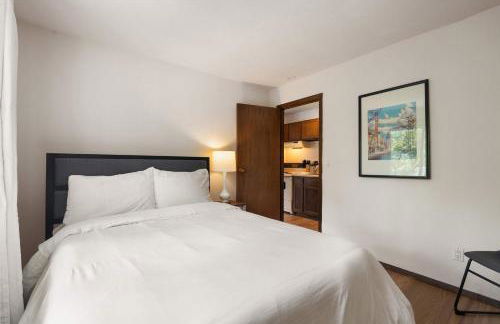 Workspace with Desk & Walkable to hospital & campus - Photo 26