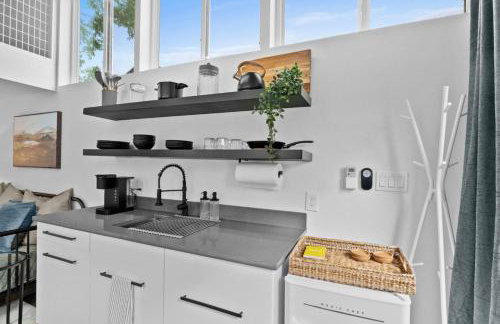 Spacious and Bright with Deck Walkable to 6th St - Foto 11