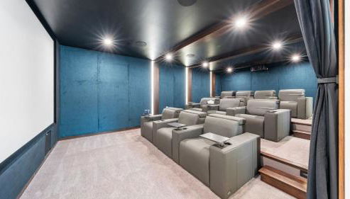 Modern Oasis w Pool Hot Tub Rooftop Deck Home Theater Mariposa Retreat by AvantStay - Foto 4, Other