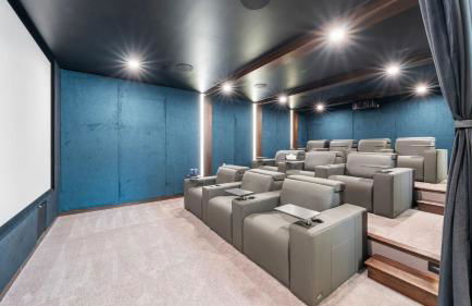 Modern Oasis w Pool Hot Tub Rooftop Deck Home Theater Mariposa Retreat by AvantStay - Foto 4