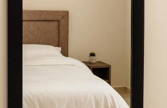 Mamour Apartments, Near Tram & 8' to Beach, Queen Bed Comfort - Foto 10