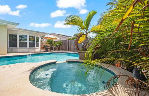 Private Village Home with Heated pool & spa with private front courtyard - Photo 6