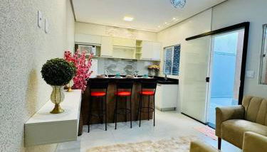 INCRIVEL FLAT 3 MINUTOS do CENTRO COM CHURRASQUEIRA E AR CONDICIONADO - Foto 1