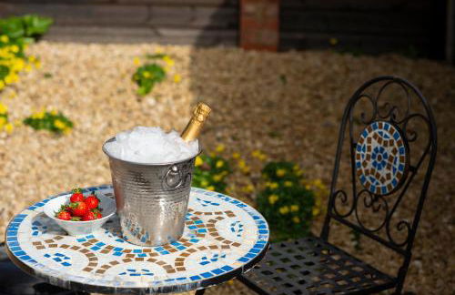 Stillness Cottage - Secluded Hut with a Private Hot Tub - Photo 12