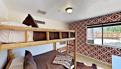 Rawhide Ranch - Walk to Pappy and Harriet's with Hot Tub! home - Foto 4