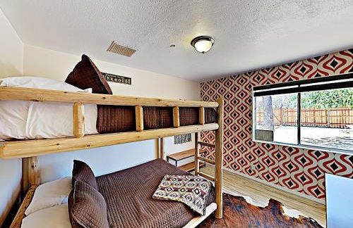 Rawhide Ranch - Walk to Pappy and Harriet's with Hot Tub! home - Foto 4