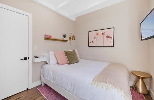 Classic Beach Bungalow - Parking, Private Patio & Pet Friendly! - Foto 10