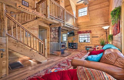 Rustic Duck Creek Village Cabin with Fire Pit! - Foto 6