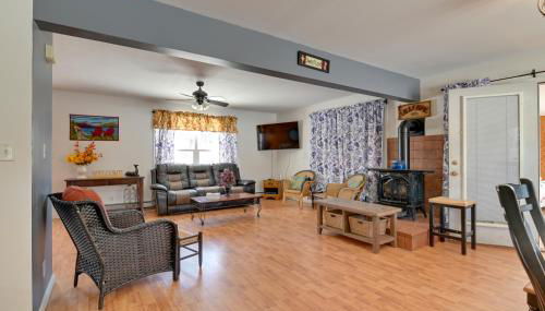 Waterfront Lake George Retreat with Shared Dock - Foto 3