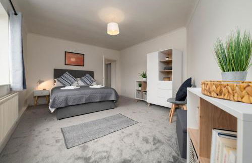 #34 Two bed apt Private Parking Stylish & homely - Photo 36