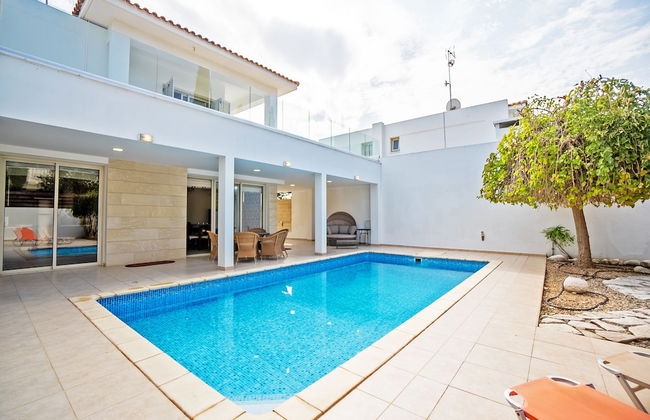 Beachfront 3 BDR Villa With Pool - Photo 15