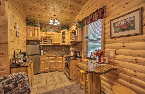 Updated Manistique Log Cabin, Yard and Fire Pit - Foto 7