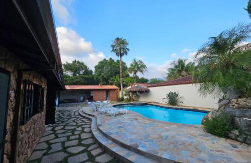 Casa Enorme para 12 pessoas, 4 suites e um fundo com 18mil metros de mata e um pier no rio que sai para o mar-Internet 100MB - Photo 3