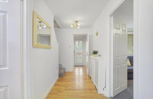 Spacious 4 Bedroom House with Parking - Foto 39
