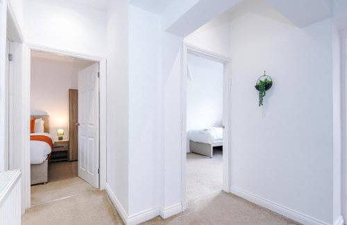 Modern 3 Bedroom House Perfect for Short and Long Stays - Foto 14