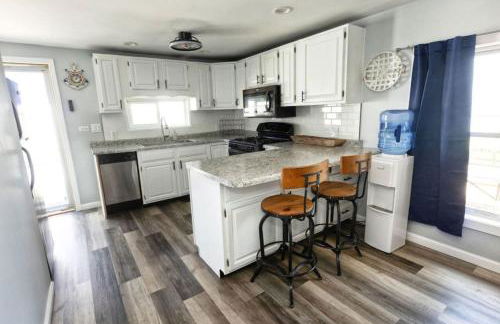 The Jackson Cottage on Grass Lake Waterfront 2 1 Nautical Cottage with Hot Tub Firepit & Year-Round Fun - Foto 23