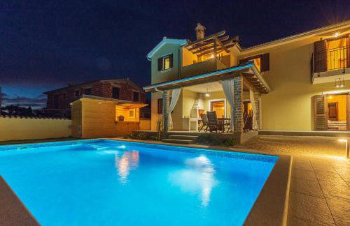 Villa David - luxurious secluded villa with a heated pool - Foto 2