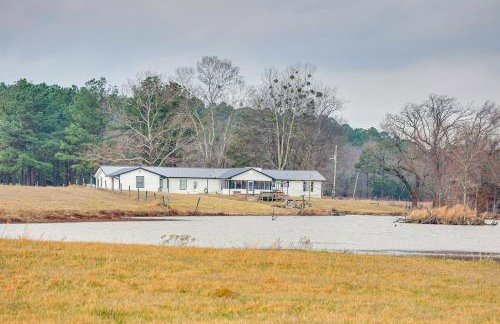 Deck and Views Spacious Lake House Escape - Foto 1