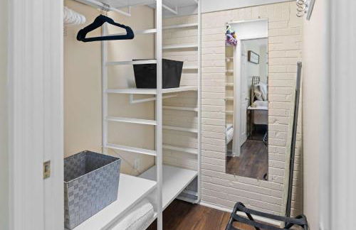 Modern Memphis Retreat - Sleeps 7 - Fireplace - Foto 30