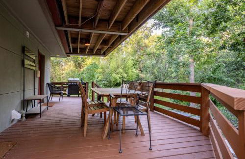 Downtown Bryan Treehouse Hot Tub and Peaceful Escape - Photo 48