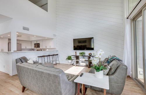 Gorgeous Lakefront Townhome with Pool Access and Views - Photo 4