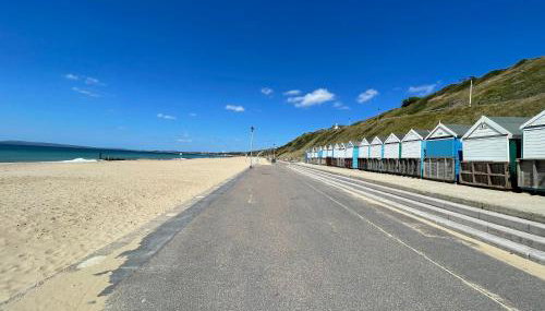 The Jungle Apartment - by Coastline Retreats - Jungle Themed Garden Apartment - Outdoor Bath - Next to Seafront - Childrens Toys - Superfast Wifi - Netflix - Disney - Foto 3