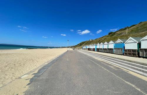 The Jungle Apartment - by Coastline Retreats - Jungle Themed Garden Apartment - Outdoor Bath - Next to Seafront - Childrens Toys - Superfast Wifi - Netflix - Disney - Foto 3