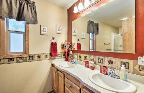 Lakefront Family Getaway with Private Deck and Dock! - Foto 14