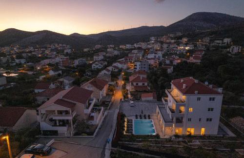 Villa Barbara & Zoran with free parking and heated swimming pool - Photo 70