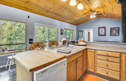 Woodsy Cabin Retreat about 4 Mi to Crescent Lake! - Foto 8