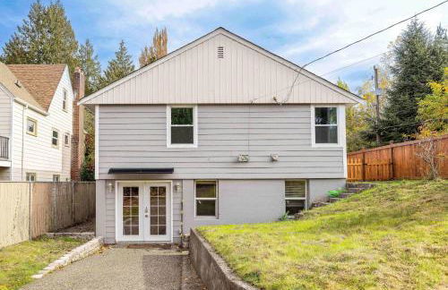 Spacious 2BR Home Backyard Parking & UW - Foto 6