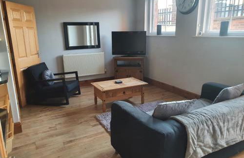 Spacious 2 bed appartment next to BAE with spa bath - Foto 1