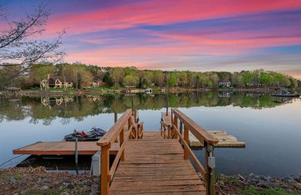 Sleeps 22, Lakefront w/ Private Dock & Pool, 2 Houses Lake Living by Avantstay - Foto 22