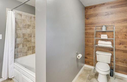 Waterfront Kansas Home with Private Fire Pit! - Foto 15