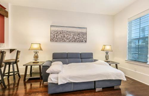 Spacious Loft-Style 3BR Townhouse by Hosteeva - Photo 30