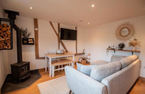 Bramble Cottage - Cosy 2 Bed With Deluxe HOT TUB & Log Burner - Photo 14