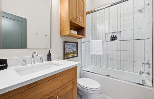 Lakeside Luxe-Lake Access-Hot Tub-Amazing Patio - Foto 23