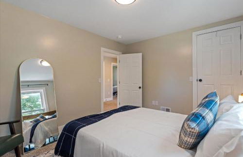 5bd Movie Theater - 7mins to UND - Backyard BBQ - Foto 10