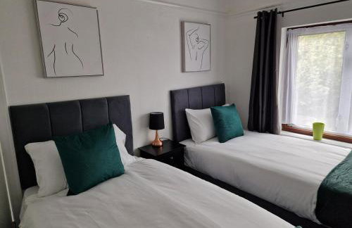 Stylish 4BR House, Sleeps 7, High-Speed Wi-Fi, Long Stay Friendly - Foto 32