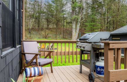 Charcoal Chalet by Avantstay A+ Design w/ Firepit - Foto 63